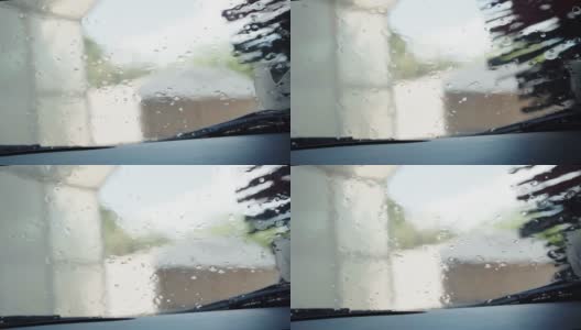湿漉漉的汽车挡风玻璃，水泡和水滴顺着车窗流下。自动洗车机，大刷子旋转，清洗车窗和外部。在消防处提供洗车公共服务高清在线视频素材下载