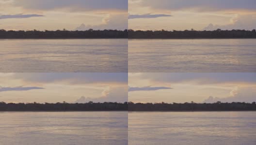 日落时分，秘鲁的亚马逊河流经雨林高清在线视频素材下载