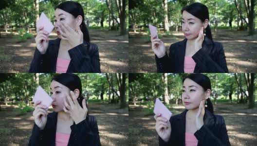 日本女商人检查她的化妆高清在线视频素材下载
