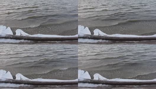 冰形成在秋天的河流上，自然背景，Ob水库，西伯利亚，俄罗斯高清在线视频素材下载
