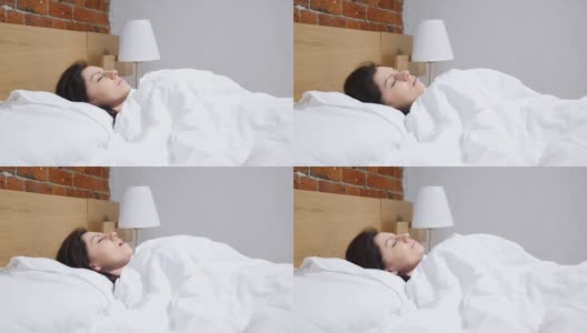 咳嗽生病的女人躺在床上高清在线视频素材下载