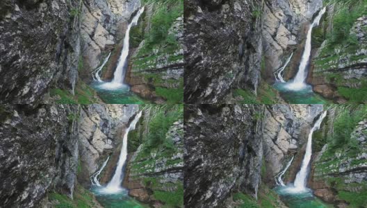 令人惊叹的瀑布萨维卡在阿尔卑斯山脉，深蓝色的水和绿色的森林。特里格拉夫国家公园，朱利安阿尔卑斯山，波欣伊山谷，斯洛文尼亚。高清在线视频素材下载