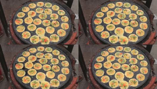 泰国街头泰国菜，小贩准备用鹌鹑蛋煎蛋，泰国市场高清在线视频素材下载
