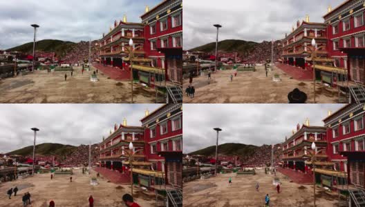 时光流逝:中国四川，山谷中的红色村庄，叫做色达高清在线视频素材下载
