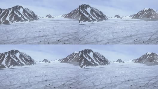 在塔万博格德的波塔宁冰川上行走高清在线视频素材下载