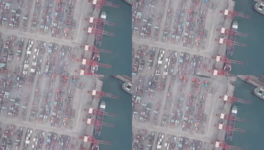 无人机视角下的繁忙工业港口与集装箱船高清在线视频素材下载
