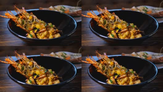 新鲜烤龙虾配蔬菜和腰果在豪华餐厅高清在线视频素材下载