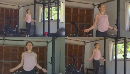 强壮的少数民族妇女在家庭健身房锻炼高清在线视频素材下载