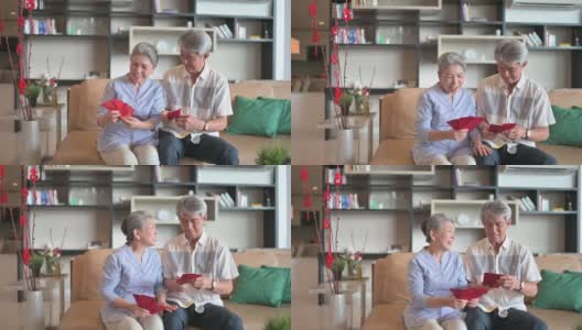 过年老两口祖父母在客厅为家人准备红包红包高清在线视频素材下载
