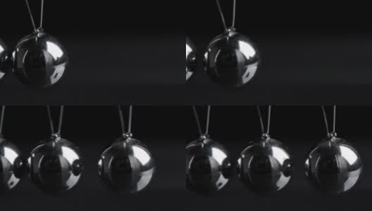 悬挂铬牛顿球在黑色背景运动的镜头高清在线视频素材下载
