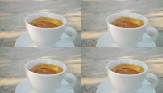 在室外大理石咖啡桌上放着一杯咖啡高清在线视频素材下载