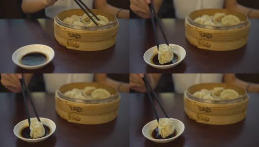4K亚洲女人在餐厅吃饺子。传统的中国食物高清在线视频素材下载