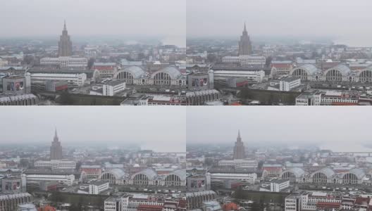 里加,拉脱维亚。顶视图城市景观在薄雾雨天。拉脱维亚科学院、里加国际长途汽车站和里加中央市场高清在线视频素材下载