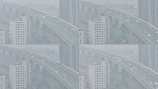 4K:随着时间推移，浓雾天气下的高架道路交通高清在线视频素材下载