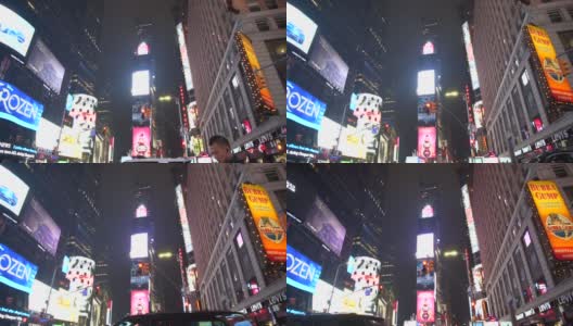时代广场灯光与交通，汽车和行人的夜晚高清在线视频素材下载