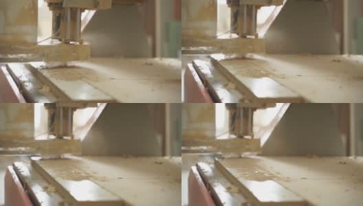 一个木工机器的生产机制特写。在铣床上锯木头的工作过程高清在线视频素材下载