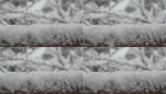 落在篱笆上的雪高清在线视频素材下载