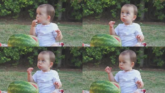 图片中的婴儿正在吃西瓜高清在线视频素材下载