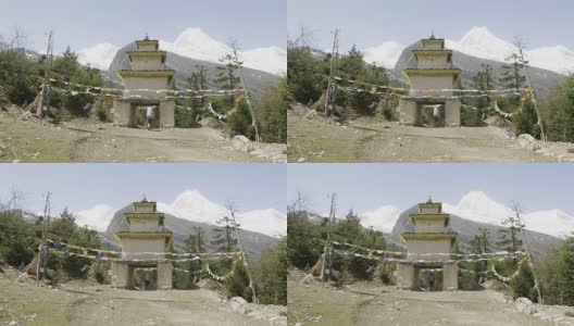 在尼泊尔喜马拉雅山徒步旅行的游客穿过拱门离开村庄。高清在线视频素材下载