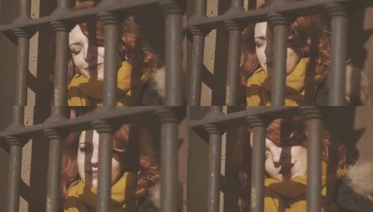 感觉被囚禁，在一个牢笼的概念-悲伤忧郁的漂亮的年轻女子高清在线视频素材下载