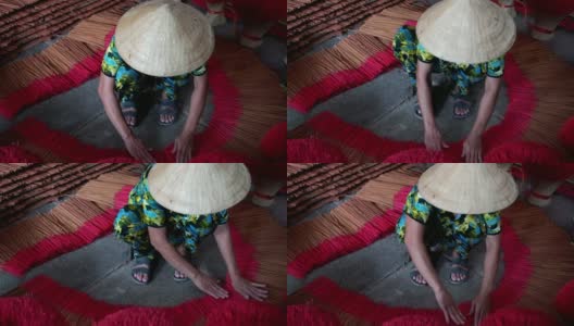 在越南南部的一个古老的传统房子里，一名越南妇女在地板上摆香的4k视频场景，传统艺术和文化概念高清在线视频素材下载