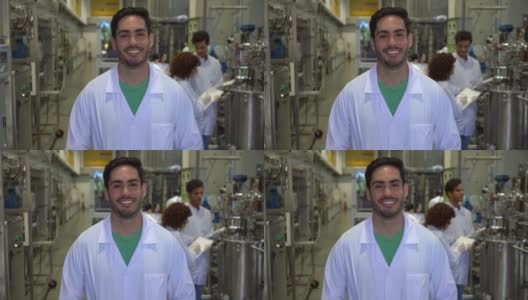 开朗英俊的男学生在大学实验室面对镜头微笑高清在线视频素材下载