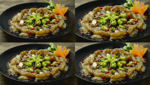 虾仁(saewoojang)用酱油腌制，洒上辣椒、大蒜，是一道韩国美食高清在线视频素材下载