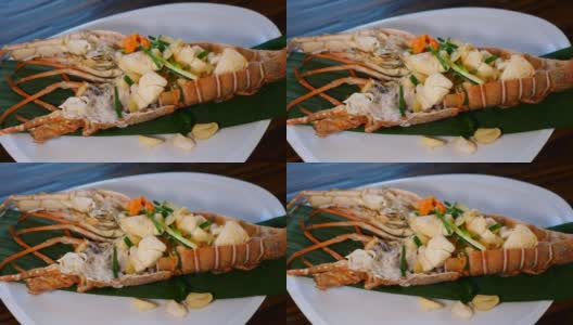 海鲜餐厅-新鲜饱满的红龙虾与熟肉在木桌上高清在线视频素材下载