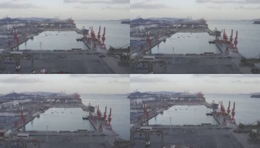 日落时分，一艘满载集装箱的船停靠在现代商业码头上装卸货物高清在线视频素材下载
