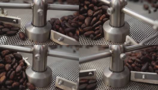 工厂的机器把咖啡豆混合起来高清在线视频素材下载