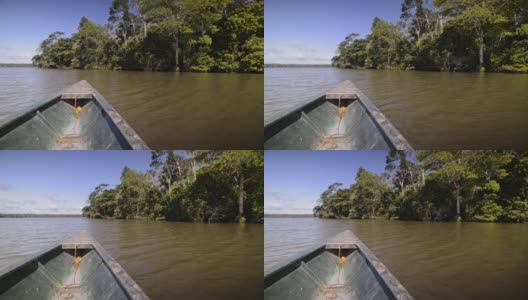从亚马孙河上的独木舟上看，穿过雨林，秘鲁高清在线视频素材下载