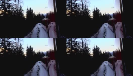 红色火车在伯里纳山口冬季高清在线视频素材下载