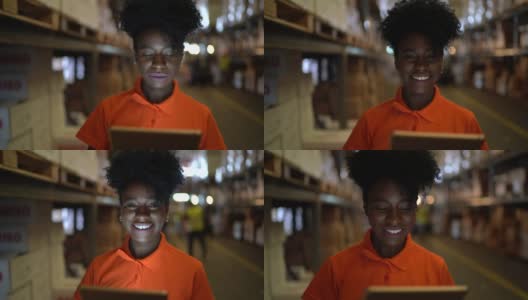 微笑的年轻工人在仓库使用数字平板电脑的肖像高清在线视频素材下载