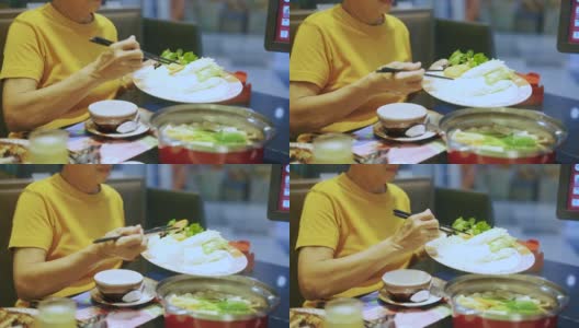 年长的女人吃着素食涮锅。高清在线视频素材下载