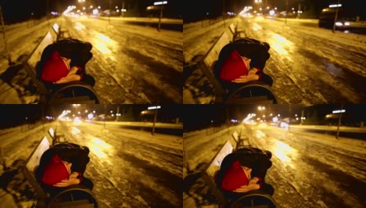 一个睡在路边的醉汉高清在线视频素材下载