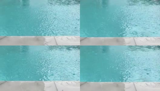 雨水落在游泳池的水面上高清在线视频素材下载