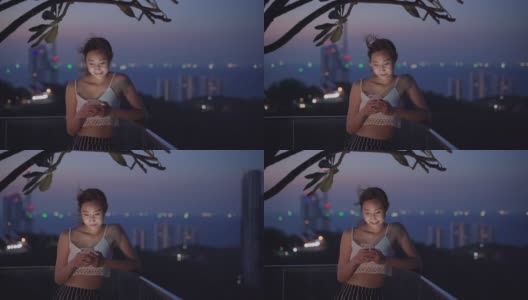 年轻女子在夜间旅行时使用智能手机高清在线视频素材下载