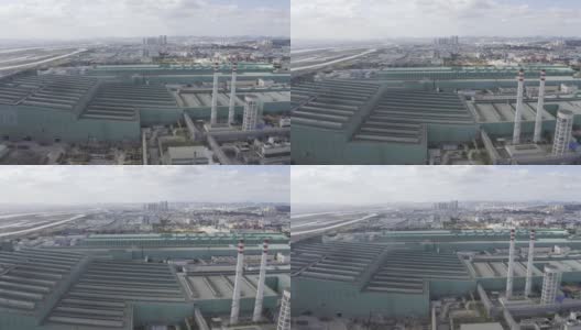 蓝天白云下的钢铁厂和远处的城市建筑高清在线视频素材下载