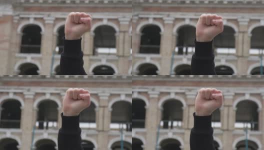 在抗议中举起了一个人的拳头，抗议人权。社会正义和反对不公正的和平抗议高清在线视频素材下载