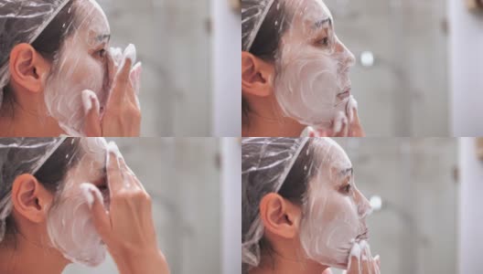 年轻的亚洲妇女在浴室里洗脸高清在线视频素材下载