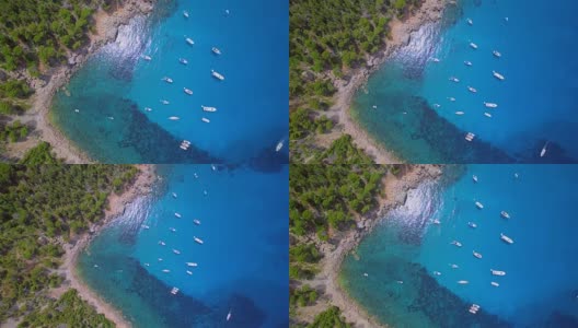 Cala de ses Ortigues在西海岸附近的Andratx和放松的帆船在水面上-西班牙巴利阿里岛马略卡/西班牙高清在线视频素材下载