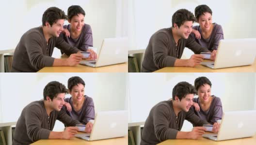 一个中国女人兴奋地和男朋友在网上购物高清在线视频素材下载