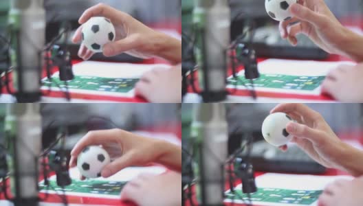 迷你足球玩具被男性的手扔了进去高清在线视频素材下载