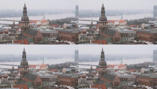 里加,拉脱维亚。俯瞰城市景观和著名的地标-里加圆顶大教堂在薄雾多雨的冬日高清在线视频素材下载