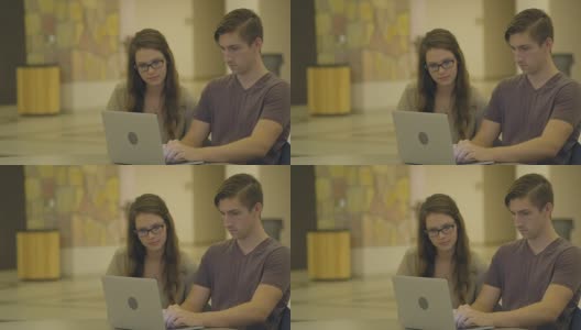 一对情侣一起盯着笔记本电脑高清在线视频素材下载