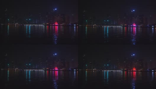 夜深人静的时候，照亮了青岛市内著名的现代化海湾全景4k中国高清在线视频素材下载
