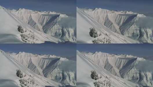 乔治亚州古道里冬季山脉的惊人航拍。无人机飞越雪坡高清在线视频素材下载