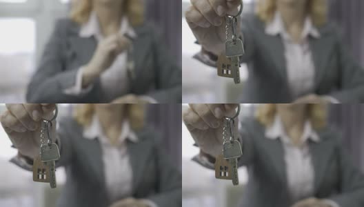 高级房地产经纪人在中间展示房子钥匙高清在线视频素材下载