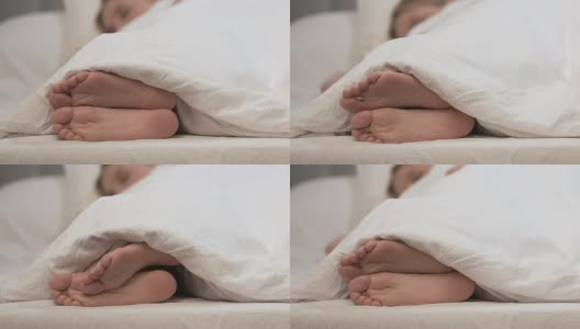 女性在白毯子下挠脚，过敏需要治疗高清在线视频素材下载