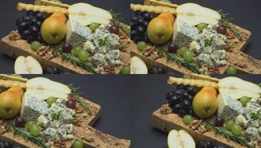 蓝奶酪和水果放在软木板上高清在线视频素材下载